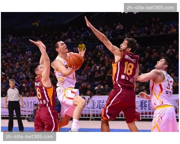 维拉中场铁三角集体伤停，卡马拉膝关节重伤确认赛季报销