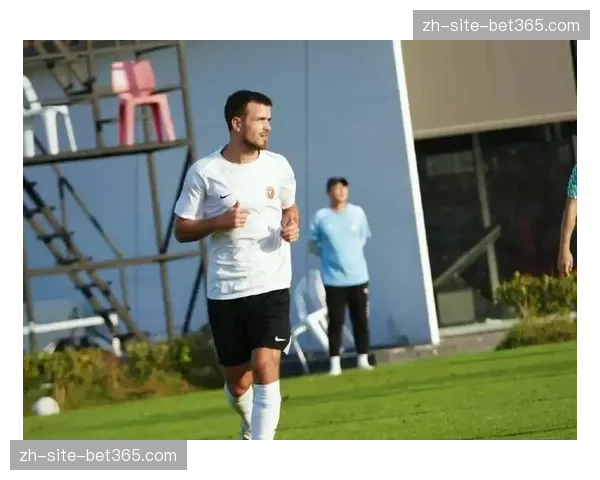 瓦吉奇愚蠢放铲领红下场 铁人后卫鲁莽行为代价惨重